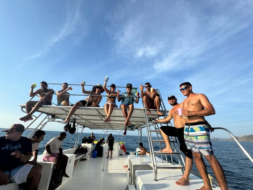 Discover the ultimate Tamarindo Catamaran Sunset Tour. Enjoy a 5-hour sunset cruise with drinks, snorkeling, and breathtaking coastal views.